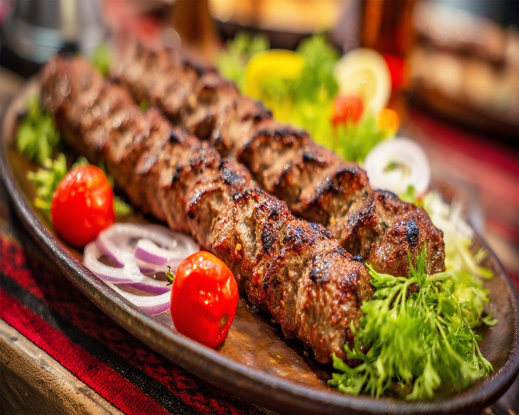 کباب‌زن اتوماتیک نه تنها یک ابزار آشپزی مدرن است، بلکه به عنوان یک سرمایه‌گذاری استراتژیک برای بهبود بهره‌وری و کیفیت خدمات رستوران شما عمل می‌کند.