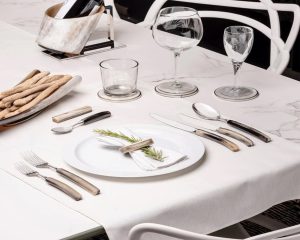 چیدمان میز در کافه